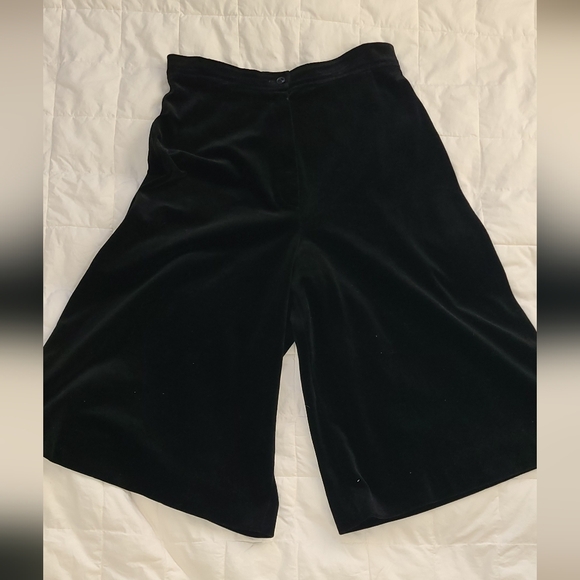 Elegant Black Wide Leg Culottes - Picture 2 of 8